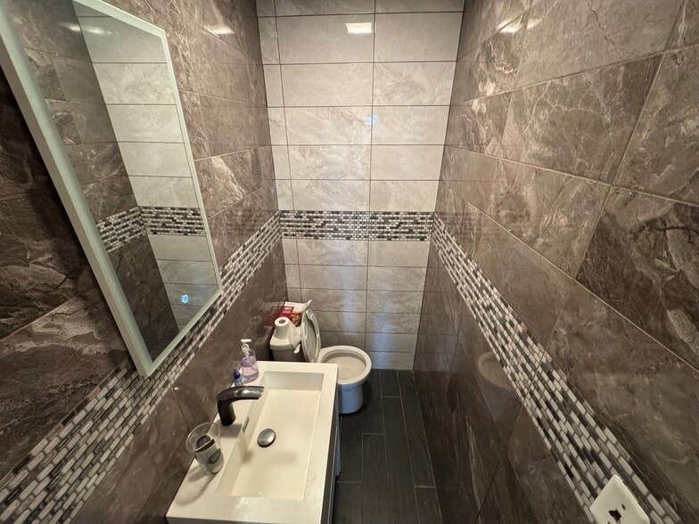 More Photos Of 3259-3275 Hempstead Tpke, Levittown Unknown For Lease