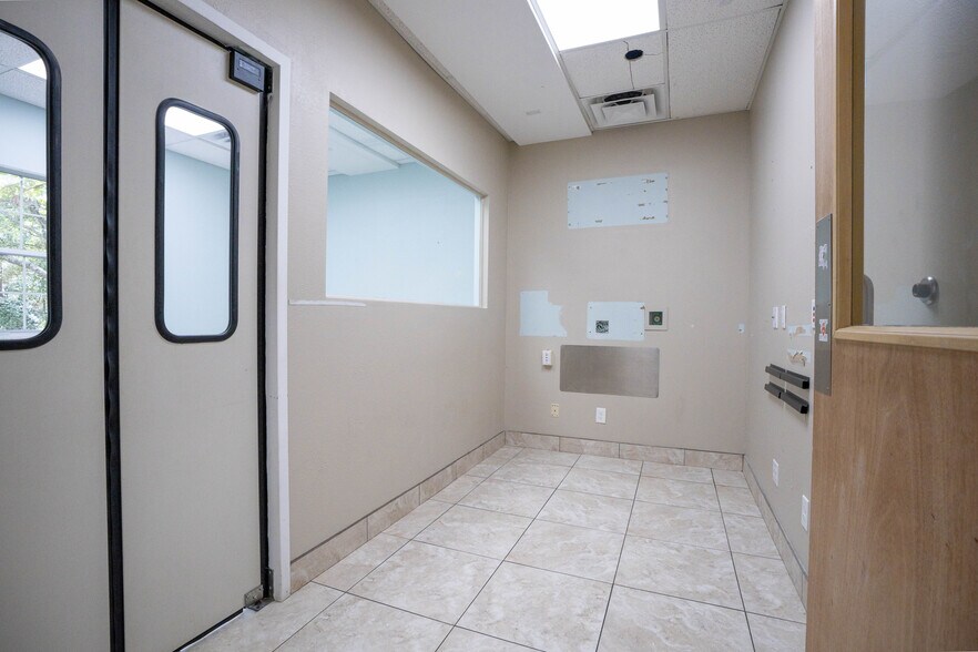 More Photos Of 3628 N Lecanto Hwy, Beverly Hills Veterinarian Kennel For Sale