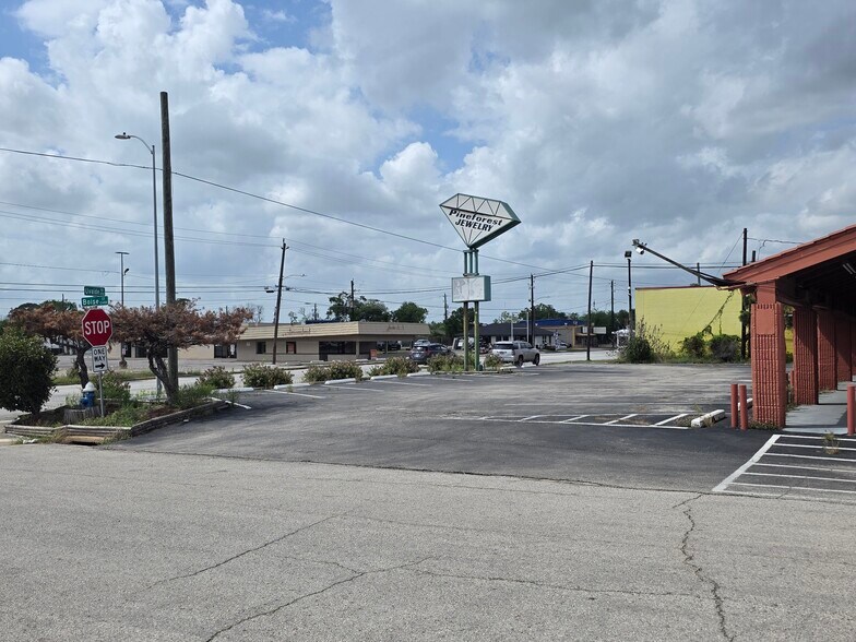 More Photos Of 1141 Uvalde Rd, Houston General Retail For Sale