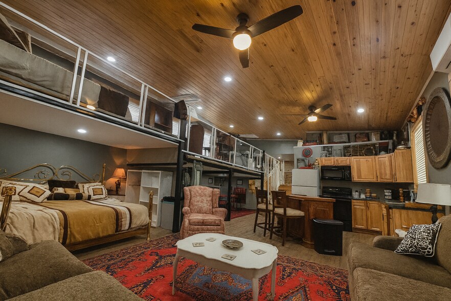 More Photos Of 906 S Main St, Lindale Light Distribution For Sale