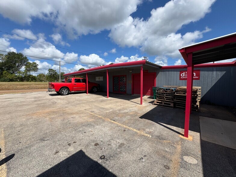 More Photos Of 706 N Perry St, Palestine General Retail For Sale