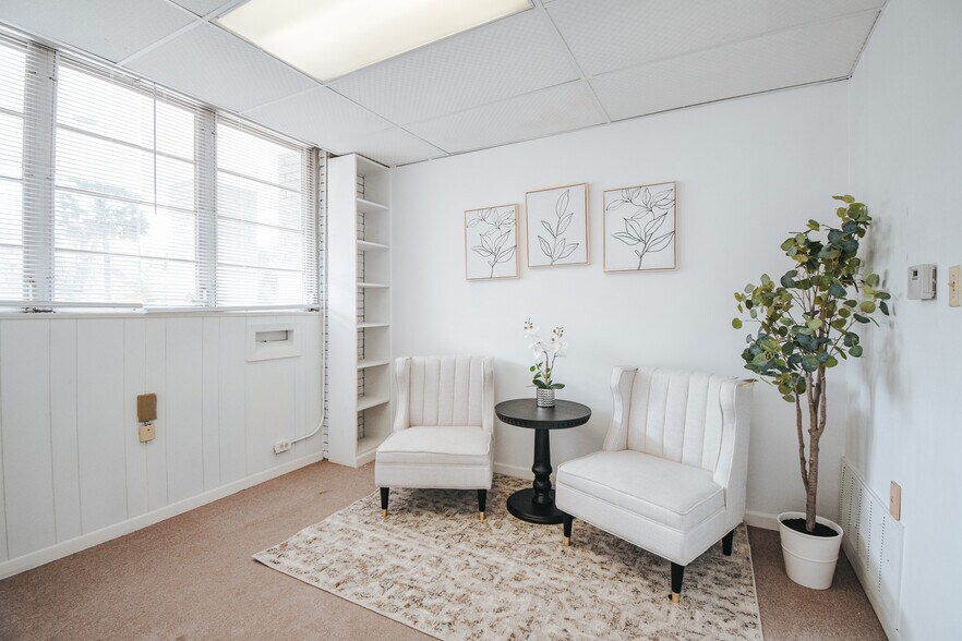 More Photos Of 305 N Laurent St, Victoria Flex For Lease