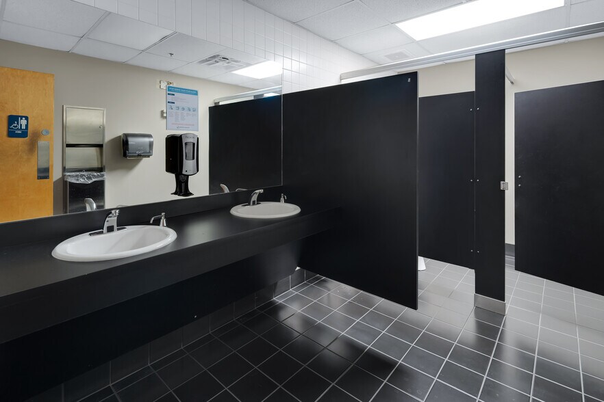 More Photos Of 2600 Stanley Gault Pky, Louisville Light Manufacturing For Lease