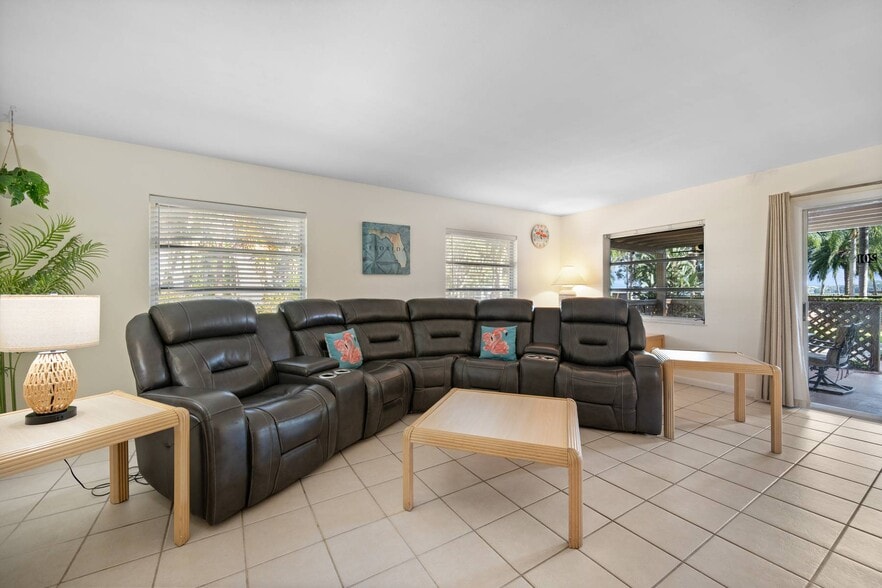 More Photos Of 1485 Lakeview Dr, Deland Hotel For Sale