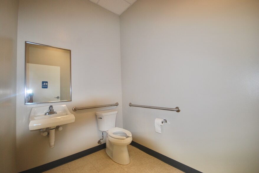 More Photos Of 1932 Highway 45 Byp, Jackson Storefront For Lease