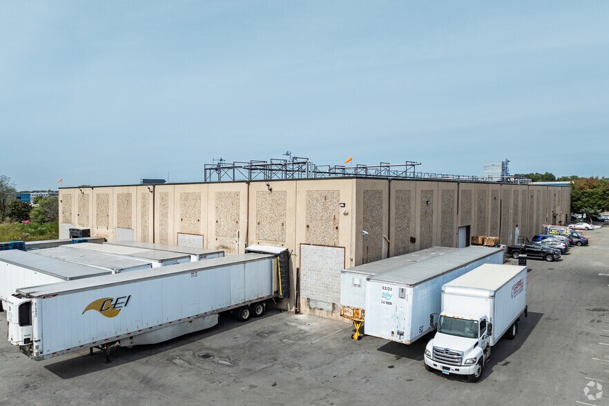 More Photos Of 385 W John St, Hicksville Warehouse For Lease