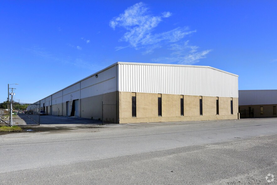 More Photos Of 5212-5216 Cone Rd, Tampa Warehouse For Lease