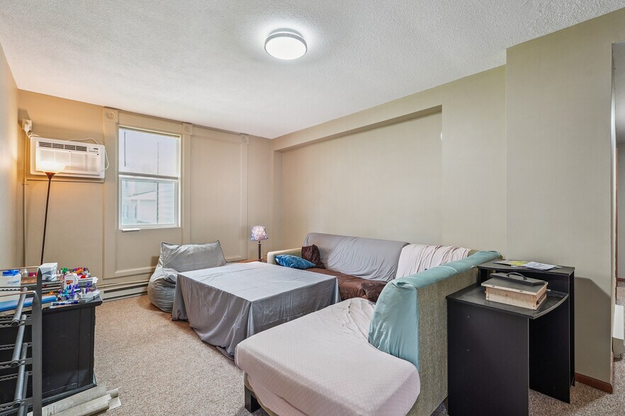 More Photos Of 920 High St, Grinnell Apartments For Sale