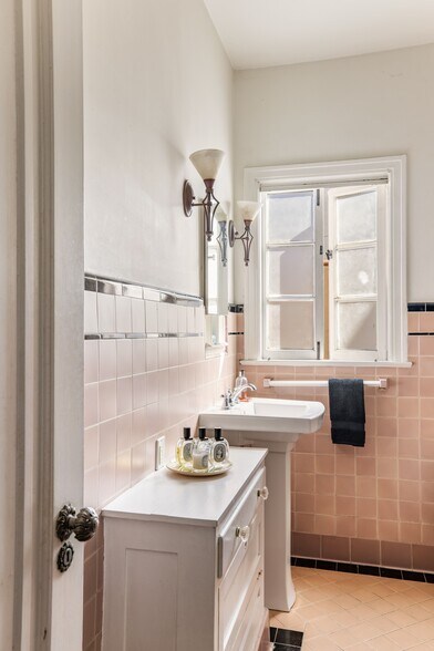 More Photos Of 366 N Sycamore Ave, Los Angeles Apartments For Sale