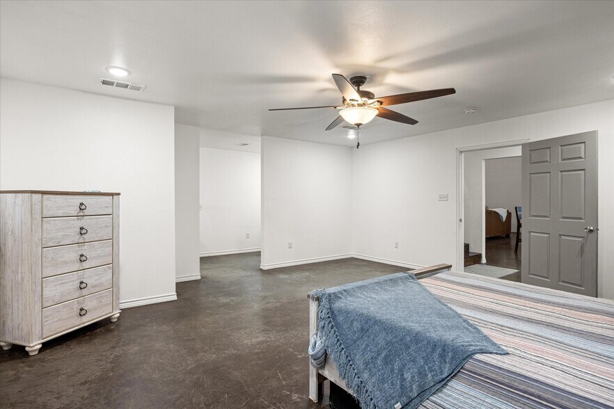 More Photos Of 1817 S Morgan St, Granbury Auto Dealership For Sale