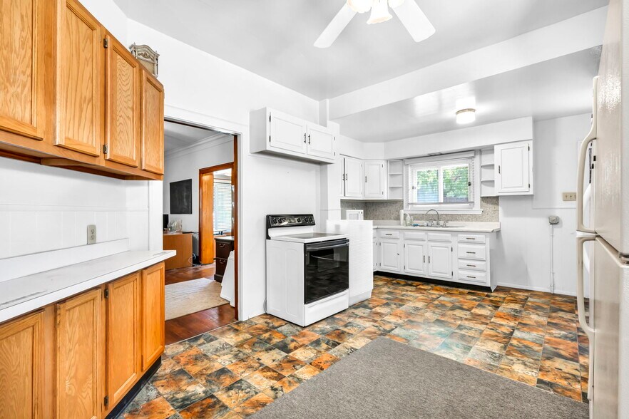 More Photos Of 881 E 222nd St, Euclid Office Residential For Sale
