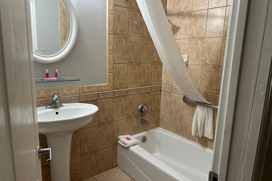More Photos Of 903 W Hobsonway, Blythe Hotel For Sale