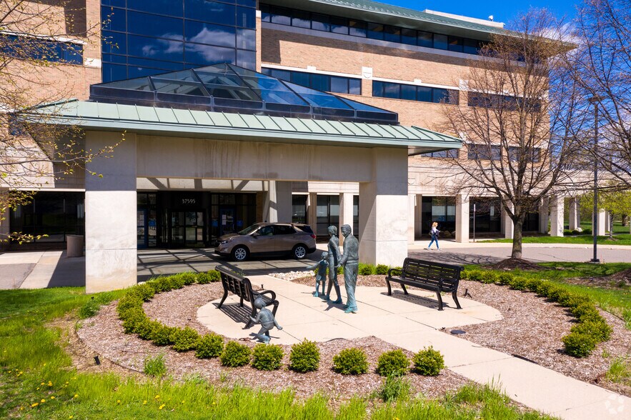 More Photos Of 37595 7 Mile Rd, Livonia Medical For Lease
