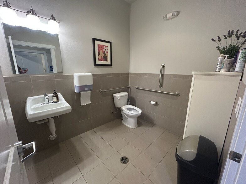 More Photos Of 12409 State Ave, Marysville Flex For Lease