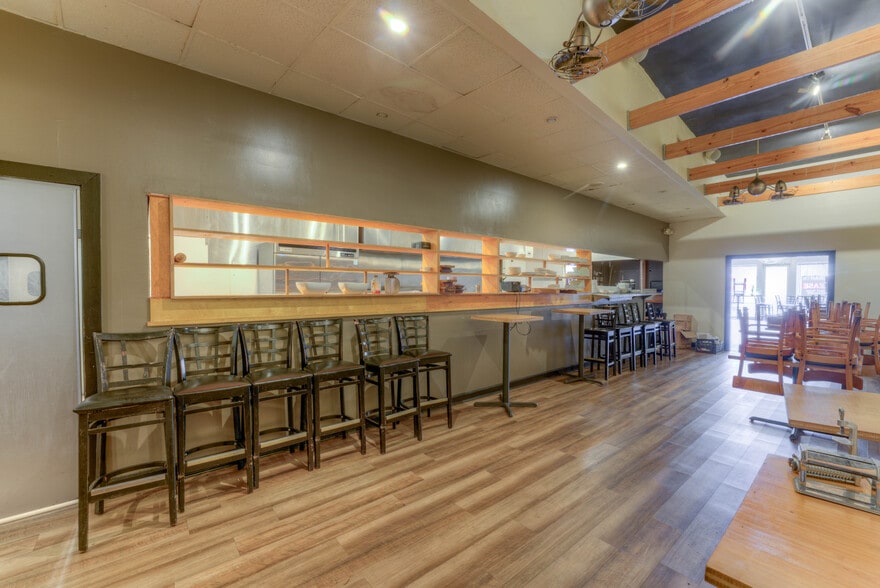 More Photos Of 940-942 S Cooper St, Memphis Storefront For Lease