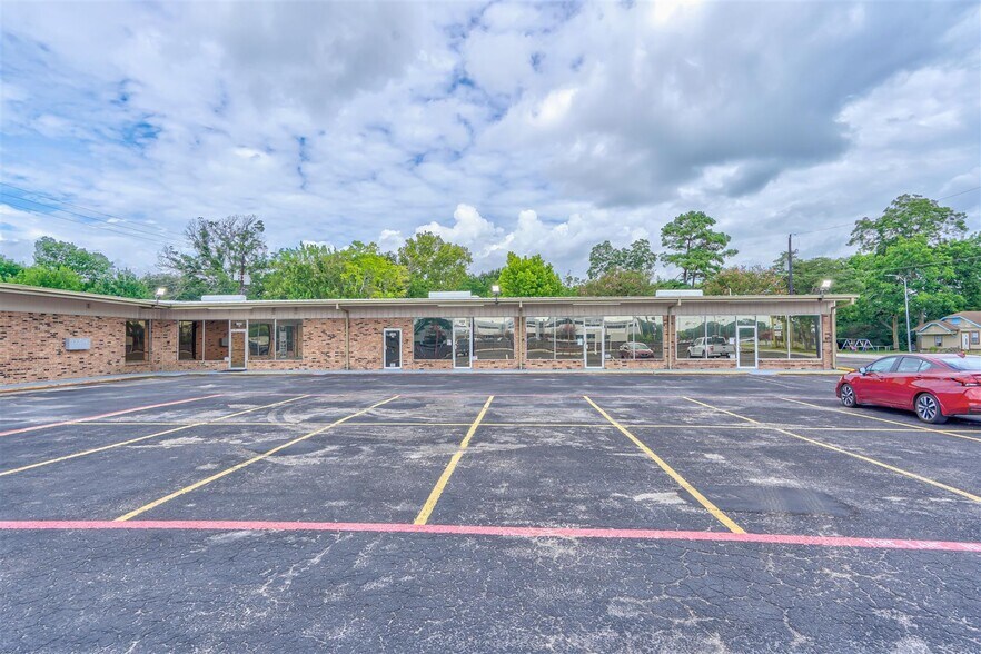 More Photos Of 1301-1309 Sandy Ln, Baytown General Retail For Sale