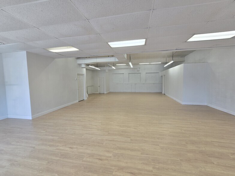 More Photos Of 54 Lawrence St, Hartford Freestanding For Sale