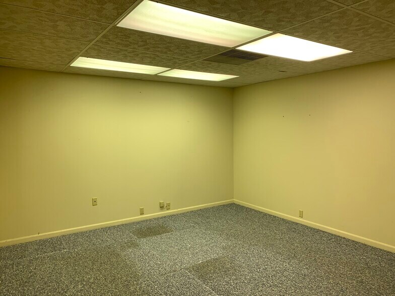 More Photos Of 817 Kilbourne St, Bellevue Medical For Lease