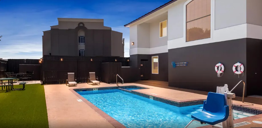 More Photos Of 106 Hasler Blvd, Bastrop Hotel For Sale