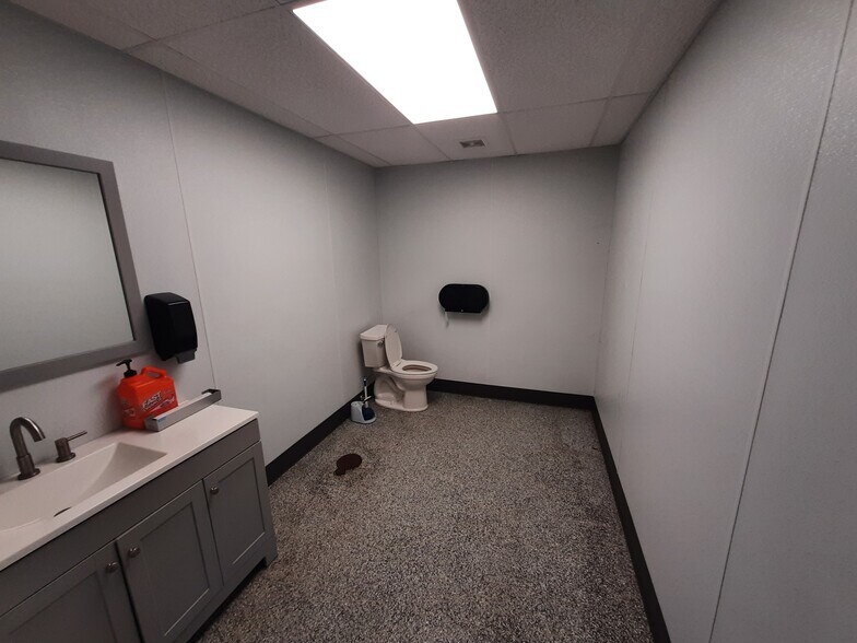 More Photos Of 4607 Wyland Dr, Elkhart Warehouse For Lease