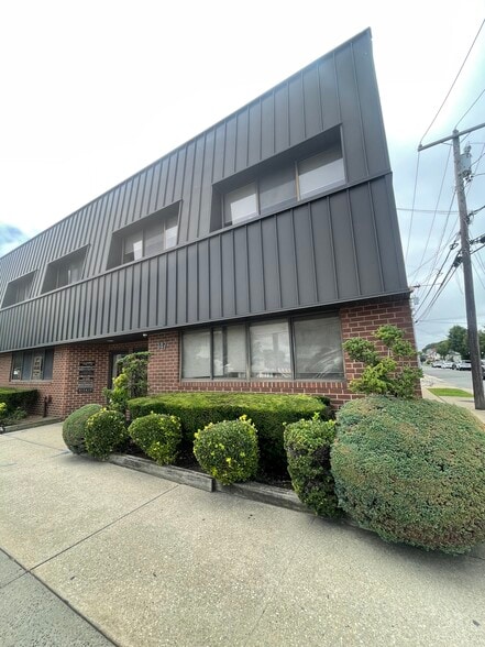More Photos Of 147 Willis Ave, Mineola Office For Sale