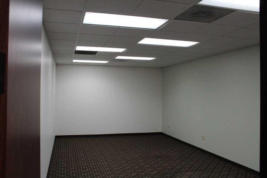 More Photos Of 18511 Sherman Way, Reseda Medical For Lease