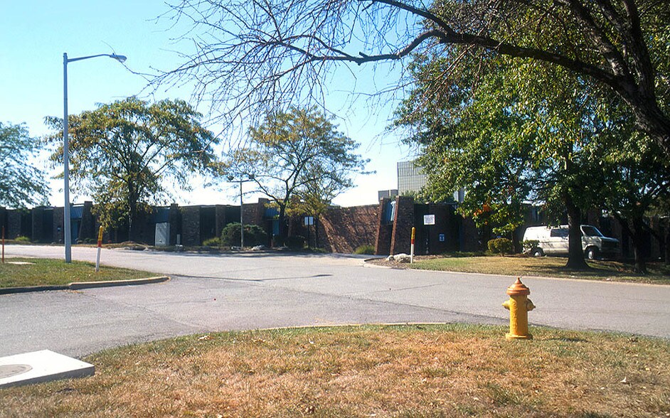 More Photos Of 8-20 Worthington Access Dr, Maryland Heights Flex For Lease