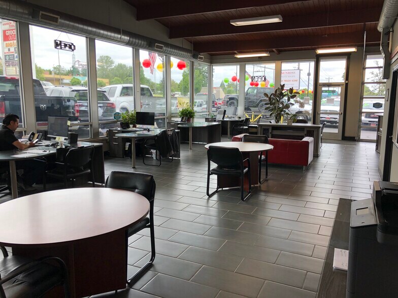 More Photos Of 16001 SE Mcloughlin Blvd, Milwaukie Auto Repair For Lease