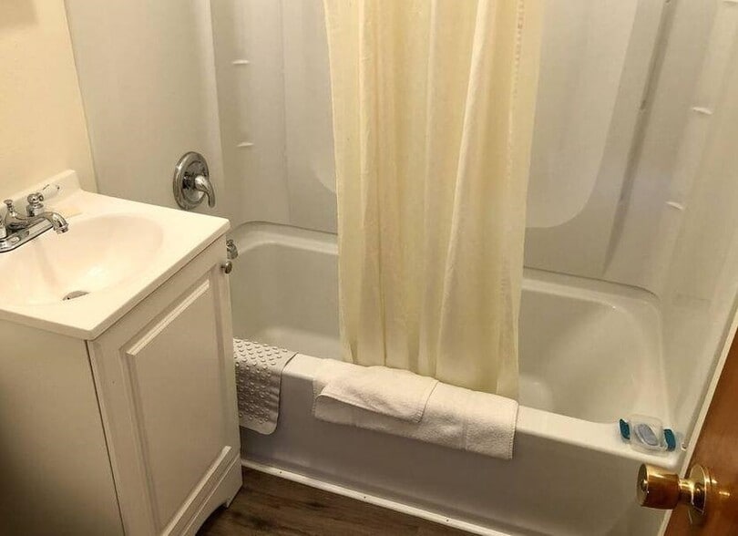 More Photos Of 75 Center St, Rock Springs Hotel For Sale