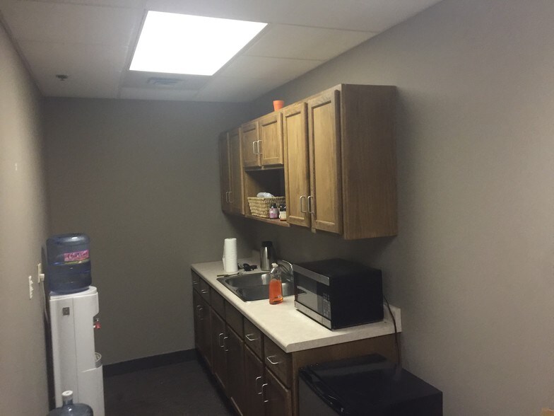 More Photos Of 9901-9927 Valley View Rd, Eden Prairie Showroom For Lease