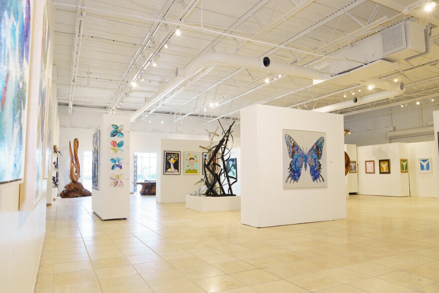 More Photos Of 2833 Irving Blvd, Dallas Showroom For Sale