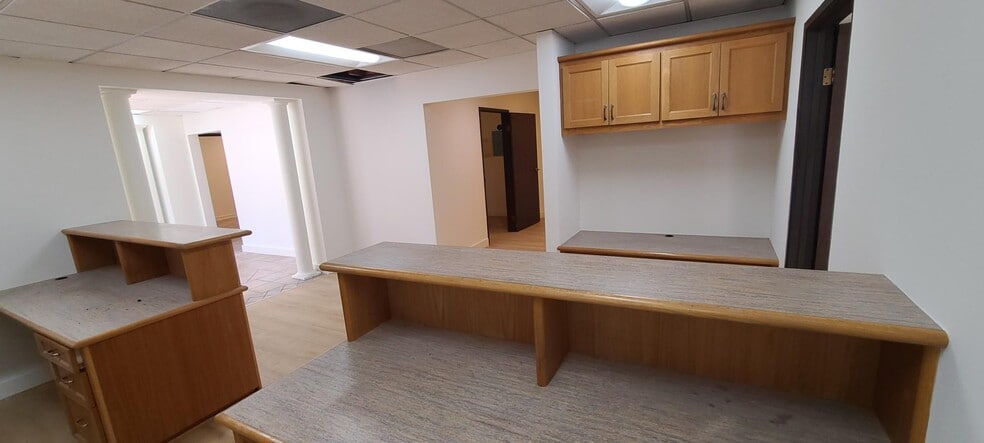 More Photos Of 10615 Chandler Blvd, North Hollywood Industrial For Lease