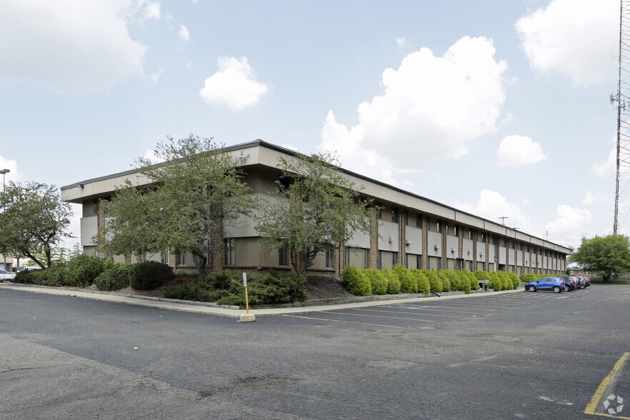 More Photos Of 913 W Holmes Rd, Lansing Medical For Sale