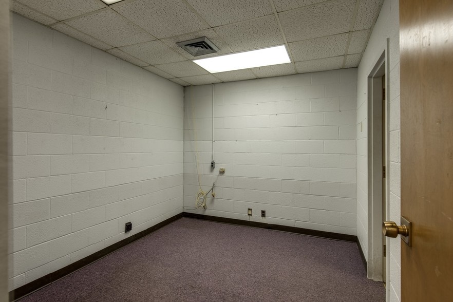 More Photos Of 305 E Hunt St, Dickson Office For Sale