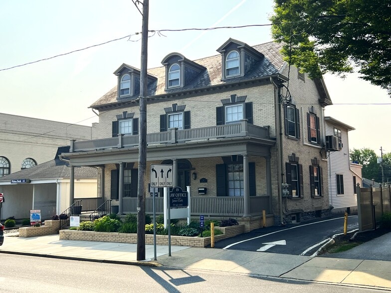 More Photos Of 15 Market Sq, Manheim Office Residential For Sale