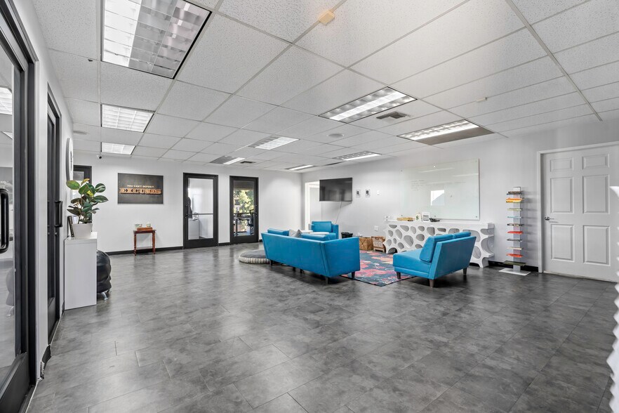 More Photos Of 4600 W American Ave, Bakersfield Office For Sale