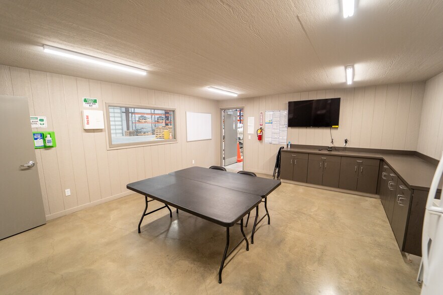 More Photos Of 236 Industrial Park Dr, Victoria Warehouse For Lease