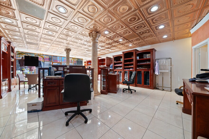 More Photos Of 12437 Ventura Blvd, Studio City Storefront For Lease