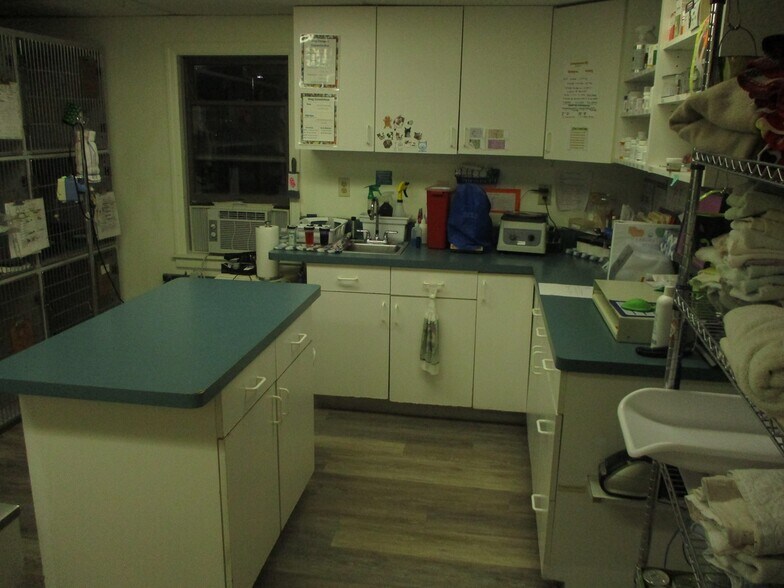 More Photos Of 729 Ridge Rd, Webster Veterinarian Kennel For Sale