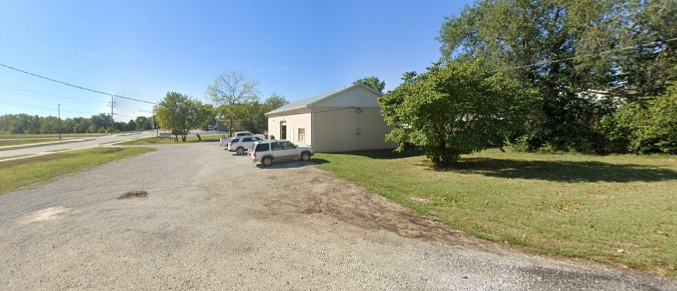 More Photos Of 704 S Metcalf Rd, Louisburg Warehouse For Lease