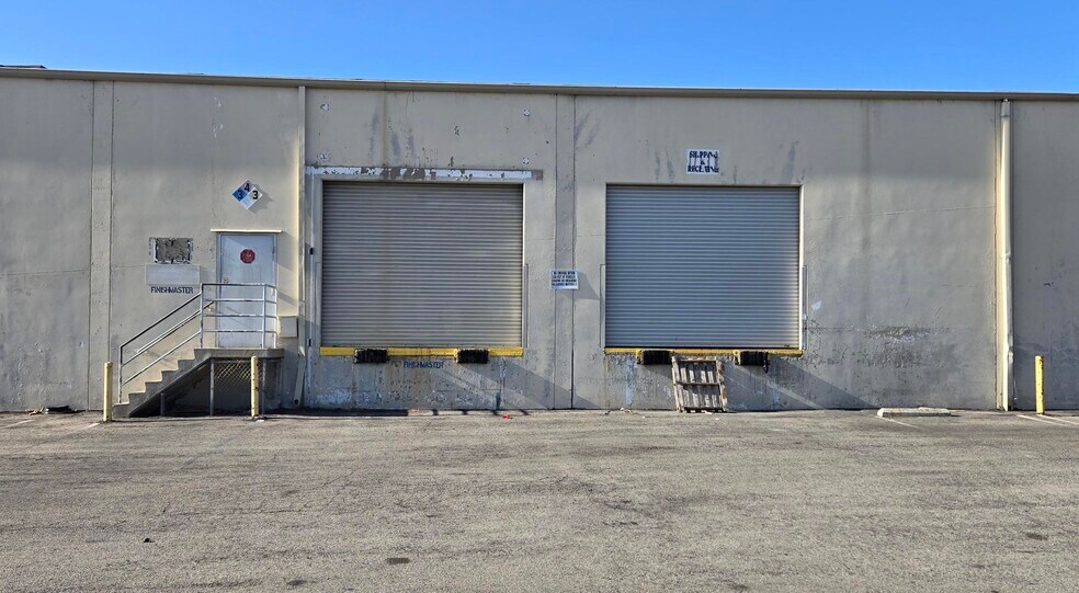 More Photos Of 12878-12926 Pierce St, Pacoima Warehouse For Lease