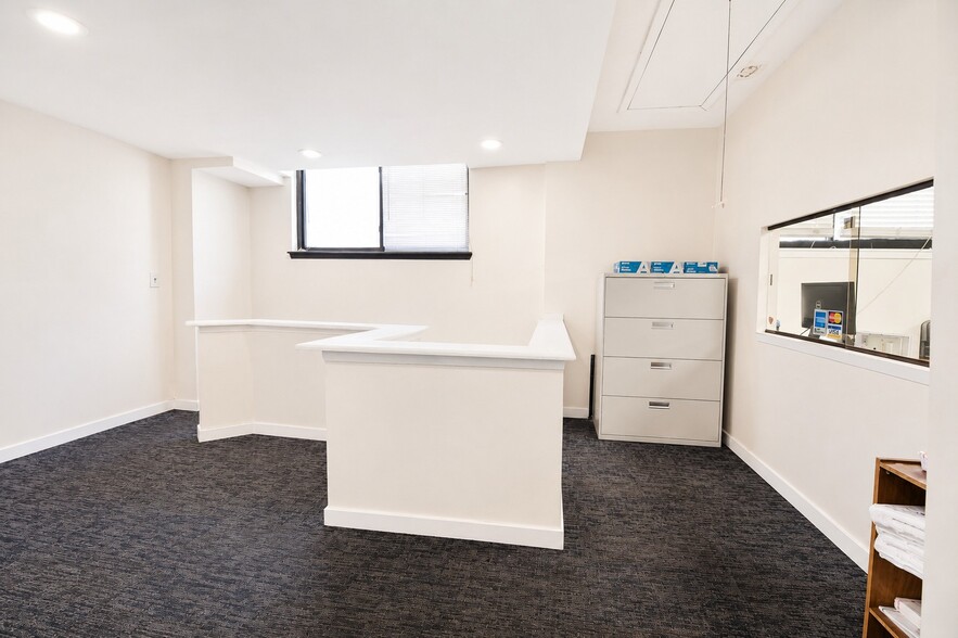 More Photos Of 585 Meserole St, Brooklyn Warehouse For Sale