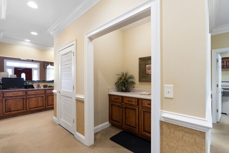 More Photos Of 1300 E Main St, Cartersville Medical For Sale