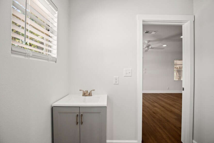 More Photos Of 603 W Highway 290, Dripping Springs Office For Sale