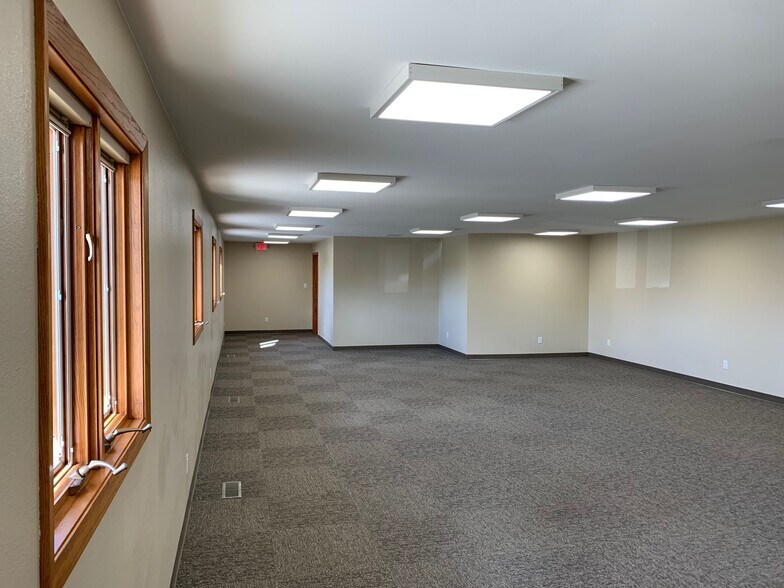 More Photos Of 300 Rock Island Rd, Oelwein Office For Lease