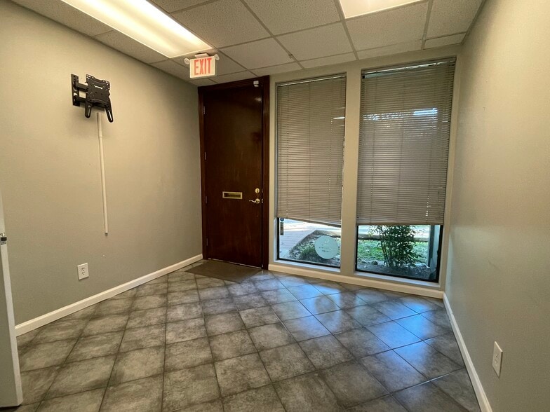 More Photos Of 14347 Torrey Chase Blvd, Houston Office For Sale