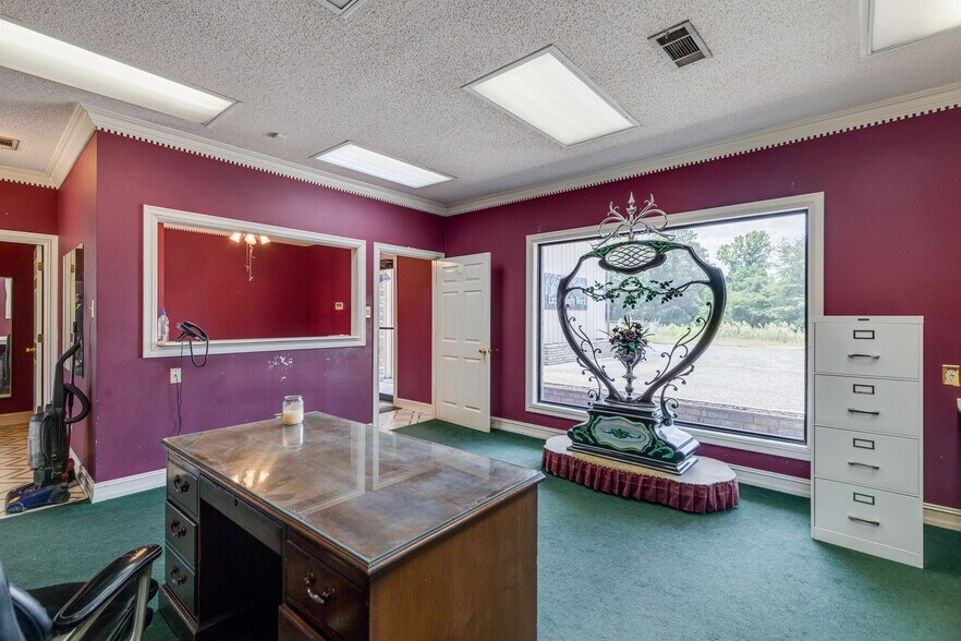 More Photos Of 805 Elm St, Bastrop Distribution For Sale