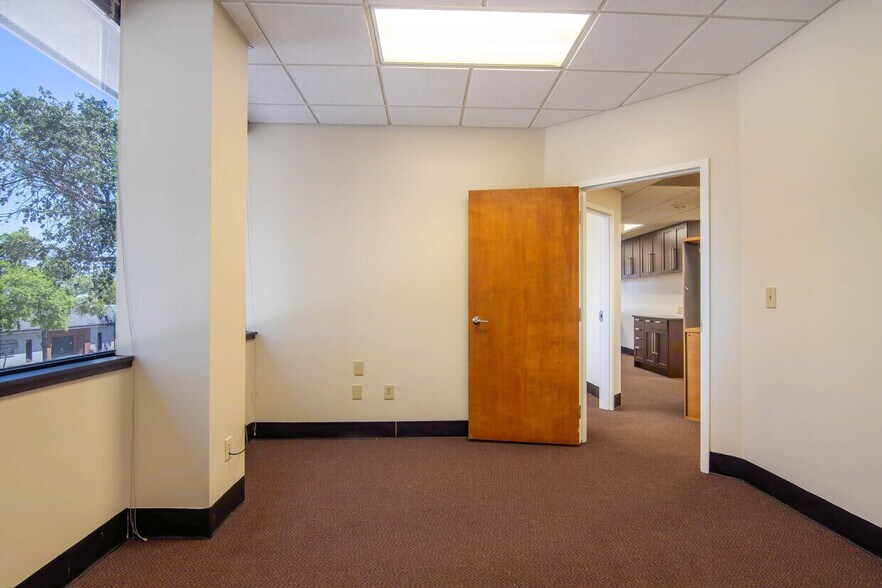 More Photos Of 696 N 1st Ave, Saint Petersburg Office For Lease