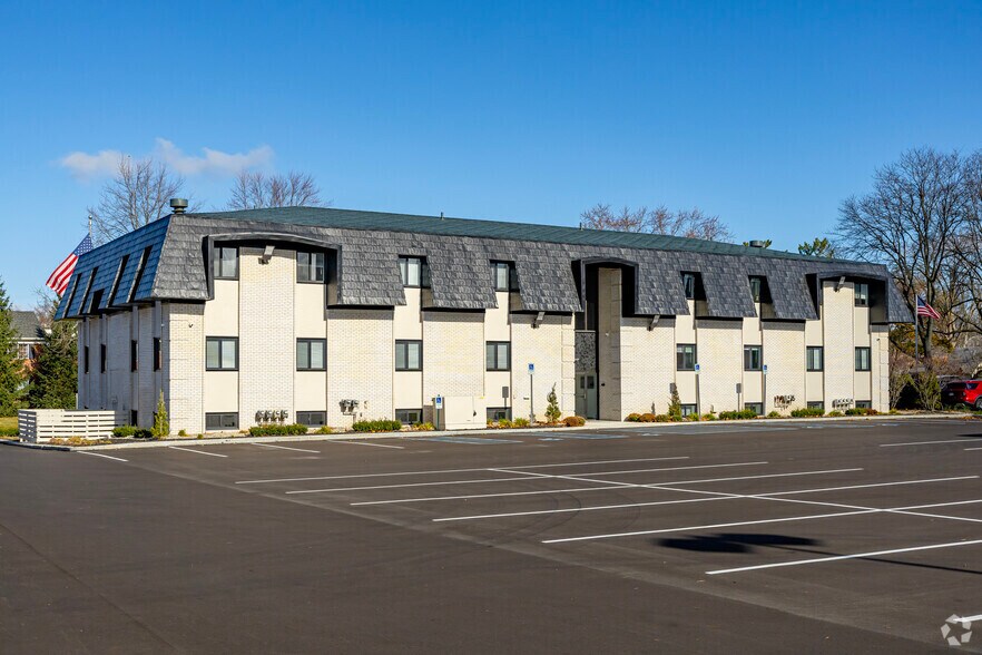 More Photos Of 811 Oakwood Dr, Rochester Medical For Lease