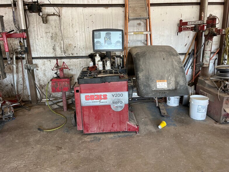 More Photos Of 1202 Cherokee St, Lindsay Auto Repair For Sale